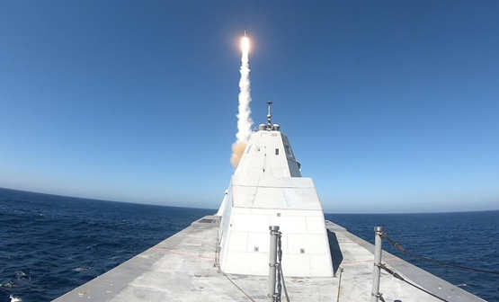 服役4年后，造价75亿美元的美国科幻驱逐舰，首次发射舰空导弹