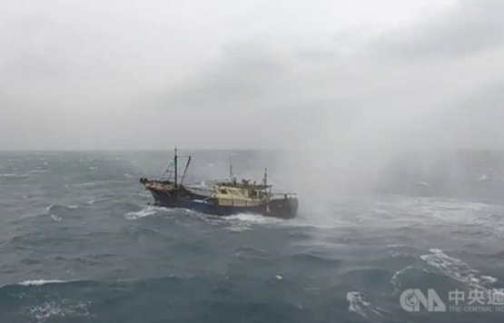 ：20余艘大陆渔船澎湖海域避风，台“海巡署”竟派舰用水炮驱离
