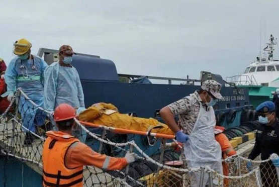 马来西亚维修船遇台风失控撞钻油台 船员跳海致两死