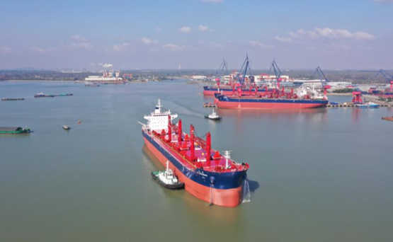 新大洋造船交付国银租赁首艘皇冠63500吨散货船