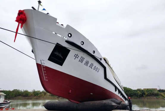 长江大保护中的常州智造 200吨级渔政执法艇在金坛接水