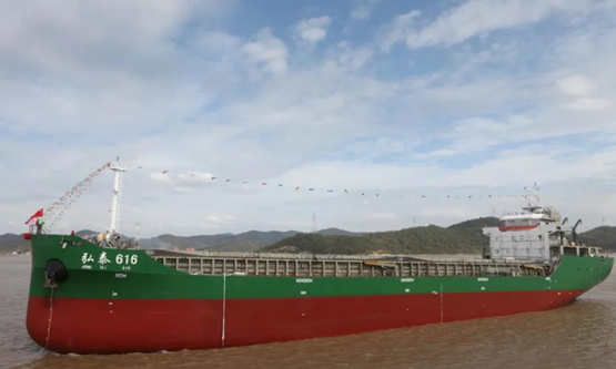 东红船业建造7300T散货船“弘泰616”轮顺利下水