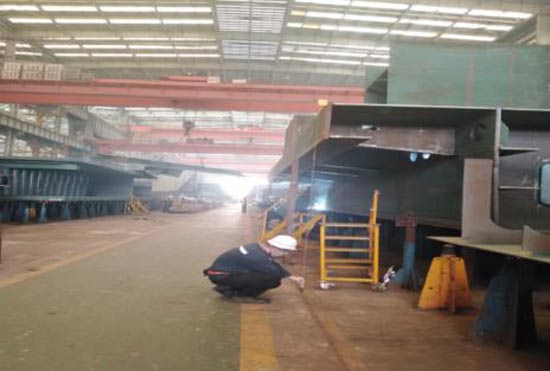 黄埔文冲：德翔海运2700TEU集装箱船抗扭箱舱口围实现在胎安装！