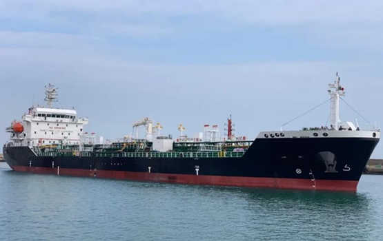 威海三进船业一艘1.1万载重吨油化船试航