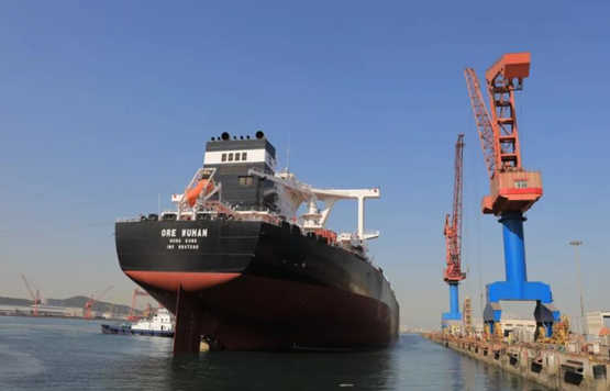 武船集团北船重工一艘32.5万吨矿砂船试航凯旋