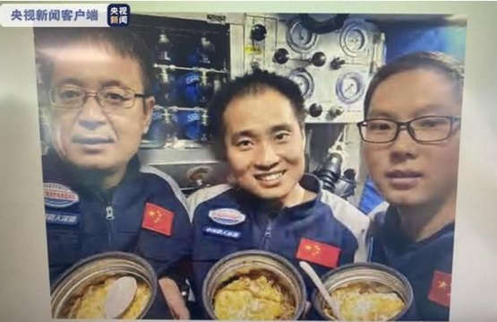 中国“奋斗者”号载人潜水器下潜突破万米，创造新纪录