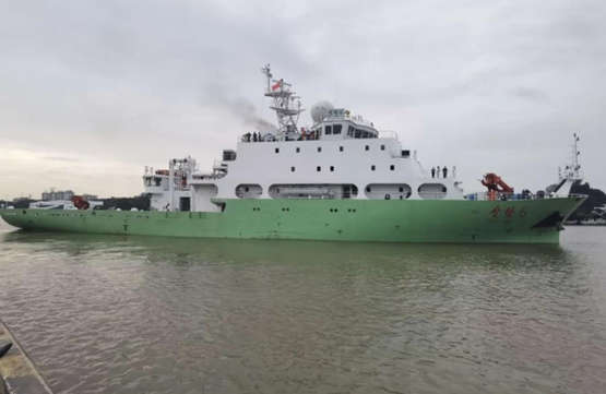 我国新一代中型综合科考船H2383于11月10日驶离码头