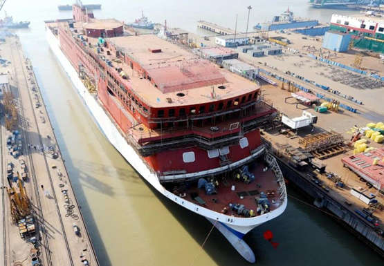 南京金陵船厂首艘双燃料客滚船完成坞内搭载顺利出坞
