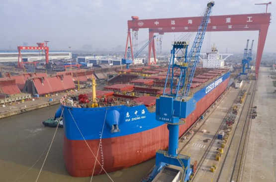 扬州中远海运重工一艘21万吨散货船按期完成出坞节点