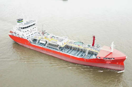 扬州金陵船厂7000吨不锈钢化学品船首制船顺利交付