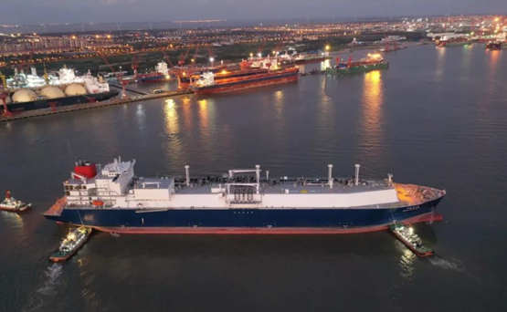 上海中远海运重工首系列大型LNG船舶成功开航