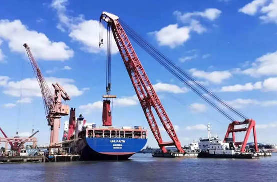沪东中华造船13000吨重吊船完成克令吊安装工作