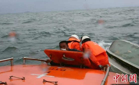 交通运输部北海救助局所属“北海救118”轮立即放艇前往救助。