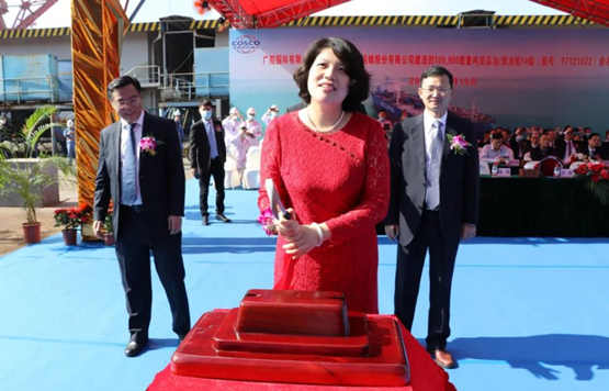 广船国际为中远海运能源建造的10.99万吨成品油/原油船首船举行命名仪式并签字交付