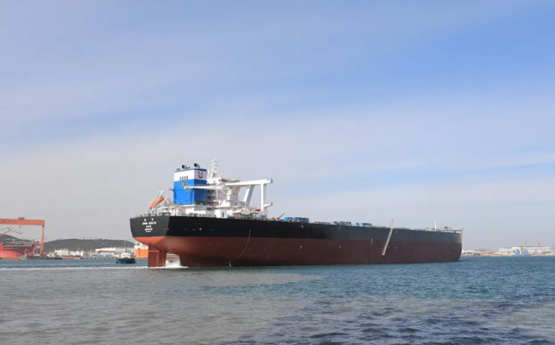 北船重工32.5万吨矿砂船11号船出海试航