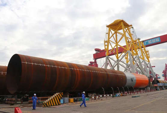 广船国际首批海上风电单桩过驳发运