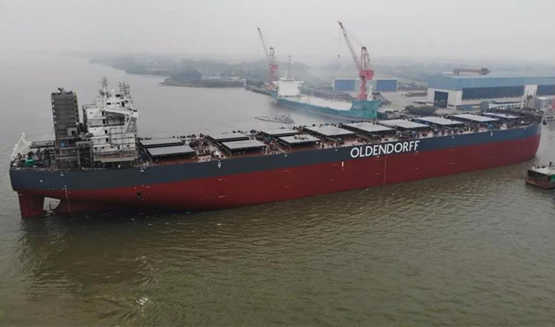 韩通船舶一艘208000DWT散货轮顺利出坞