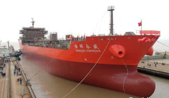 扬帆集团18000吨化学品船首制船顺利出坞