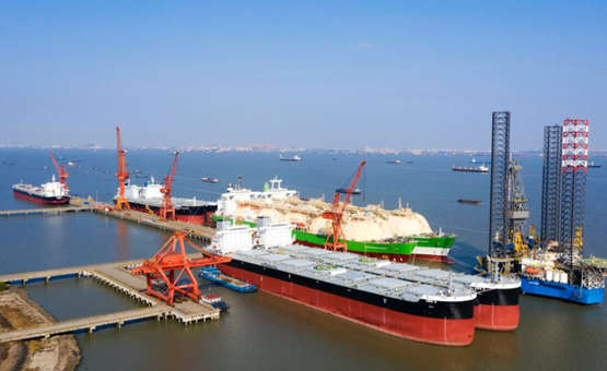12月9日，江苏省太仓港经济技术开发区一家造船企业码头，主体建造完工的多艘船舶进入装配、调试阶段，不久后将交付国内外船东。