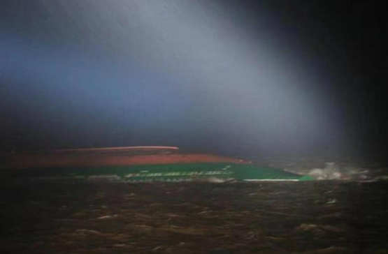 长江口两集装箱船碰撞一船翻扣，8人获救3人遇难5人失踪