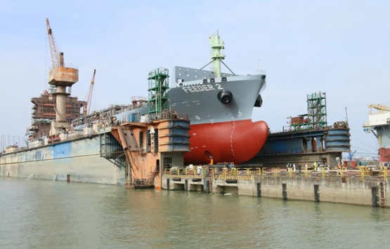 广东中远海运重工1750TEU集装箱船“FEEDER 2”顺利下水