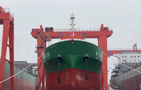 东红船业14100吨散货船“弘泰615”顺利下水