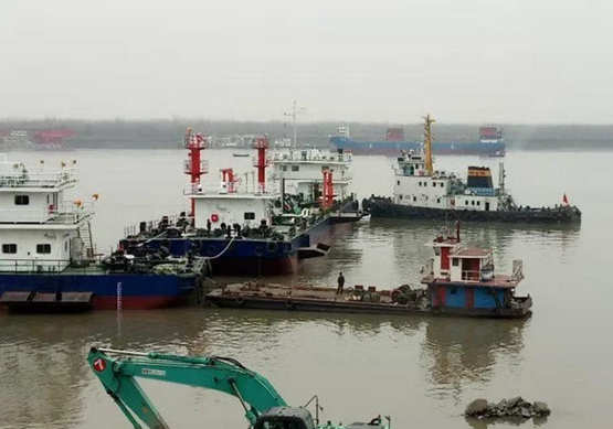 青山船厂完成武汉洗舱站2艘趸船定位