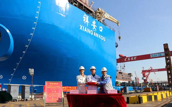12月31日，2020年最后一天，中国船舶集团旗下广船国际为中远海运特种运输股份有限公司（中远海特）建造的50,000吨半潜船和为中远海运客运有限公司建造的1370客/2800米车道客滚船1号船出坞。 这两艘船均于2020年9月中旬进坞，在船坞搭载期间，项目团队带领各参建部门开展“大干第四季度”劳动竞赛，以党建共建引领造船生产。其中，50,000吨半潜船创造了半船起浮后48天出坞的可喜成绩，中远海运客滚船1号船出坞完整性也获了83分的高分。 50,000吨半潜船 ■党建共建融入中心促生产 11月19日，中远海运船舶技术工程有限公司党委下属船舶建造党支部与广船国际总装部党总支开展了党建共建活动，在广州中远海运船舶技术工程有限公司党委书记马云涌的指导下，党建工作的政治优势有效转化为项目管理优势，船东项目组和施工部门各单位团结一心，紧紧咬住拉线望光等关键节点，使该船坞内搭载又快又好。 ■船东、船检担当作为保进度 50,000吨半潜船在坞内实现快速搭载，还得益于船东和船检的积极配合。在该船坞内搭载期间，船东、船检一直以配合现场生产推进为原则，无条件加班加点落实现场检验工作，无论是周六周日还是班后，船东、船检几乎都是随叫随到。 涂装监造曾鹏程与涂装部共进退，经常召集施工单位讨论施工流程及生产计划，对出坞前要完成的大量压载舱及外板的涂装工作进行详细的任务分解，落实工艺要求及人员需求，力促涂装工作快速推进。 12月23日，机装课的报验项目从早上9点排到了晚上10点半。当天，左、右两边的舵系压装均十分顺利，但中途还是遇到了一点小插曲，船东建造组卓勇老轨不但没有抱怨，反而鼓励施工人员说：“慢工出细活，你们不要急，保证质量，我随时配合你们报验”。简短的一句语，就像给大家吃了定心丸。凌晨3点，左边的舵销成功压装，卓老轨验收完才回家休息。 24日，船东组长李拥政接着报验剩下的项目。仅这一项，船东监造组团队接力赛式的配合报验，至少节省了2天时间，为按期出坞创造了有利条件。 大合拢焊后免打磨减工序 据了解，这艘50,000吨半潜船还是首次实现了在大合拢阶段实现焊后免打磨的标志性船舶。 这也是广船国际质量管理部推进减少焊缝过度打磨工作以来，在这艘船上取得的阶段性成效，有赖于前期焊缝打磨标准模板、《焊缝焊后表面处理要求》等相关质量标准的制定和自上而下的宣传推广，总装部对装配定位焊等的工艺改进和高效焊接的全面推行，以良好的焊缝表面成型赢得了船东、船检的信赖，使双方在减少焊缝打磨相关质量要求方面达成一致。 该船大合拢阶段焊后免打磨工作的顺利推进，真正的摒弃了“焊缝是打磨出来的”的错误认识，体现了“质量至上，一次做对”的质量理念，增强了焊工责任心和自主提升焊接水平的能力。 中远海运客滚船1号船 中远海运客滚船1号船是在原已交付的中海客滚船的基础上进行了设计优化，兼具绿色、节能、环保、智能等功能，使其性能更加完美，航速更快，是国内目前最大最豪华最先进的客滚船之一。该系列船共4艘，其中1370客位/2800米车道滚装船2艘，3000米车线多用途客滚船2艘。 中远海运客运有限公司船舶管理中心副总经理袁长民，驻厂监造组代表、中远海运集团Y65项目组主任郭维、张蓓蓓，中远海运船舶贸易有限公司船舶部项目经理李晨、广船国际总监李英华、中国船级社广州分社项目经理张鑫等领导和嘉宾出席出坞仪式。 ■奋力拼搏坞内开艏门 12月18日，中远海运客滚船1号船的艏门缓缓打开，这也是广船国际首次在坞内实现艏门开启这一关键节点。 艏门的顺利开启是后续艏跳板安装及负荷试验的关键，在船坞阶段意义重大。如果推到码头期间进行则需要租借大吨位的浮吊，需要耗费劳动力、吊机、铲车等大量宝贵的生产资源，并且码头天气水文条件差，需要承受极高的作业风险系数。 该型客滚船的滚装设备安装具有技术要求高、施工难度大的特点，尤其是艏门，其设计复杂、技术难点多、工艺要求新、安装精度高等严苛要求。 在项目组及总装部的统筹下，甲装课一方面专门成立滚装设备小组及技术攻关小组，另一方面积极和搭载课、起运课等单位沟通，及时解决生产过程中遇到的技术难题，为艏门开启打下坚实基础。 此外，在安装艏门时还要面临空间环境差、附件种类数量多、重量过高等问题。对此，甲装课的滚装设备小组和技术攻关小组迎难而上，组织编纂作业指导书，策划工装并提前准备相关资材，确保艏门液压系统串油完成，所有附件安装到位，为艏门开启创造了条件。