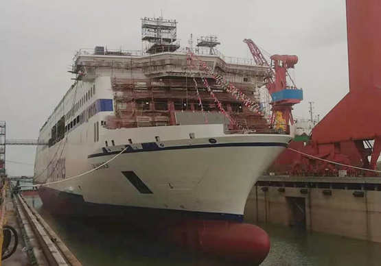 威海金陵首艘LNG动力高端客滚船下水