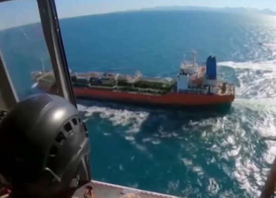 伊朗公布扣押韩国船只画面：直升机监视 快艇紧跟