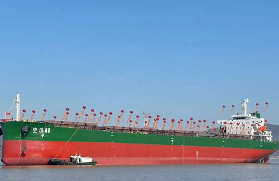 东红船业建造45700吨散货船“中鸿88” 顺利下水