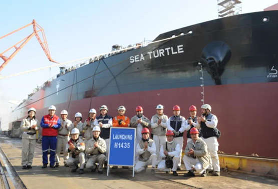 11.4万吨阿芙拉原油轮首制船H1435出坞仪式现场
