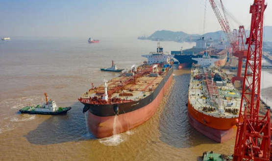 舟山中远海运重工15.2万吨穿梭油轮、11.3万吨原油轮相继完成下水和试航节点