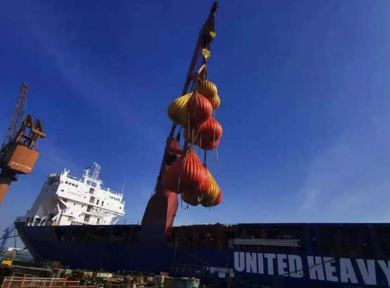 沪东中华造船优化型13000吨重吊船首船完成克令吊联吊试验