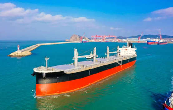 大连中远海运川崎交付8.1万载重吨散货船和6.1万载重吨散货船