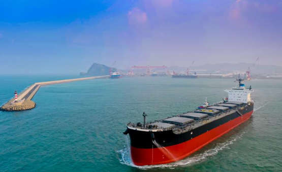 大连中远海运川崎交付8.1万载重吨散货船和6.1万载重吨散货船