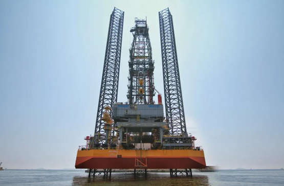 大连中远海运重工自升式钻井平台N596正式开钻