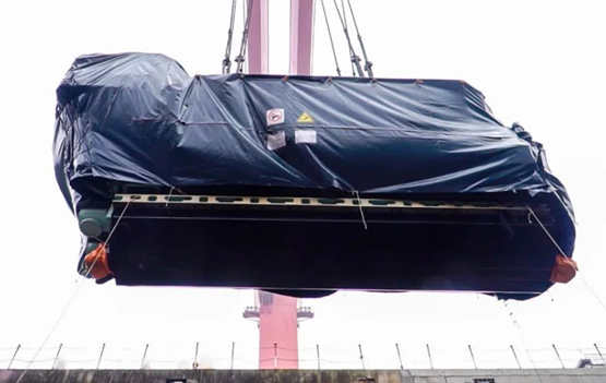 国产首制大型邮轮发电机在外高桥造船完成吊装