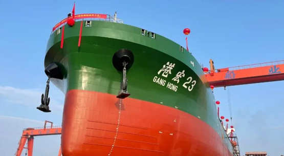 东红船业建造1710集装箱船“港宏23” 顺利下水