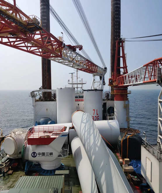 “大桥福船”号首次长距离携带整套风机设备航行