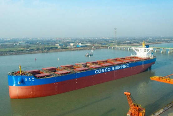 扬州中远海运重工第六艘21万吨散货船顺利出坞