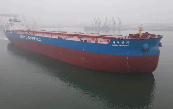 新港船舶重工为中国矿运有限公司建造的32.5万载重吨矿砂船2号船鸣笛启航