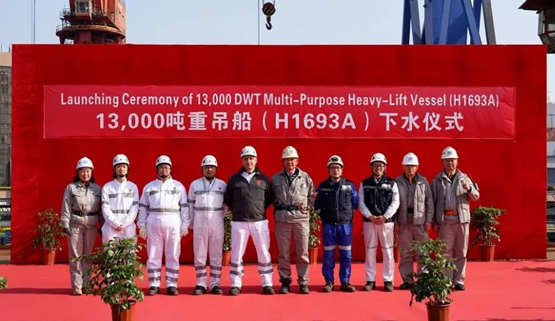 沪东中华第三艘优化型13000吨重吊船顺利下水