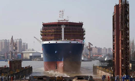 沪东中华第三艘优化型13000吨重吊船顺利下水