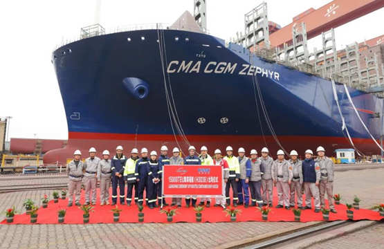 沪东中华为达飞集团建造的15000TEU项目首船（H3038）在长兴造船2号坞顺利出坞