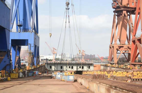 沪东中华为中国船舶（香港）航运租赁有限公司建造的第4艘优化型13000吨重吊船实现上