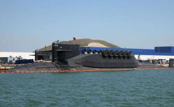 094型战略核潜艇的龟背还很明显，这对潜艇的隐蔽性而言是一个很大的问题