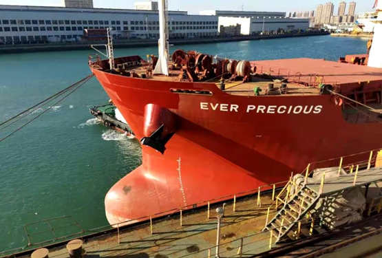 大连中远海运重工90小时快修海损船“珍贵”轮获赞誉