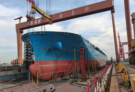 沪东中华造船新型15000TEU系列2号船实现主船体贯通