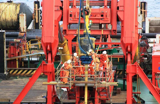 国内首条1500米水深钢制悬链线立管成功回接